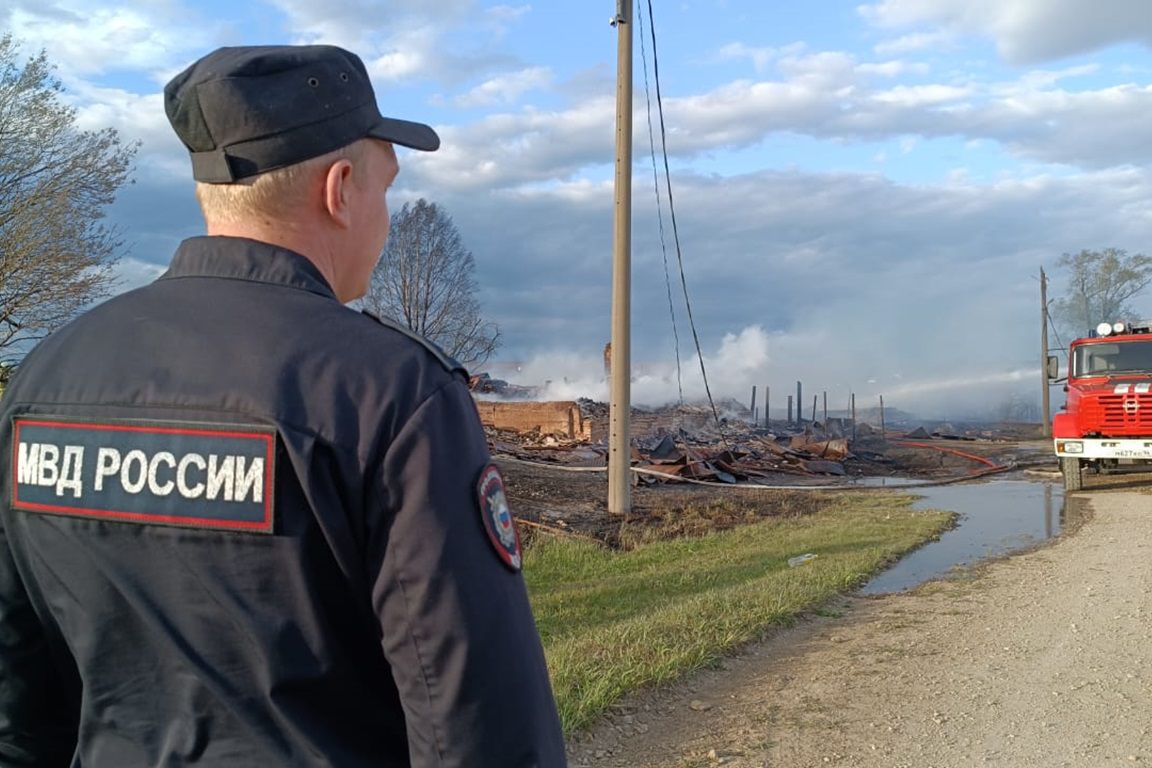 В полиции назвали возможную причину масштабного пожара в свердловской  деревне - «Уральский рабочий»